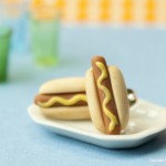 Hotdog_Earrings_by_Hummingbird_Miniatures